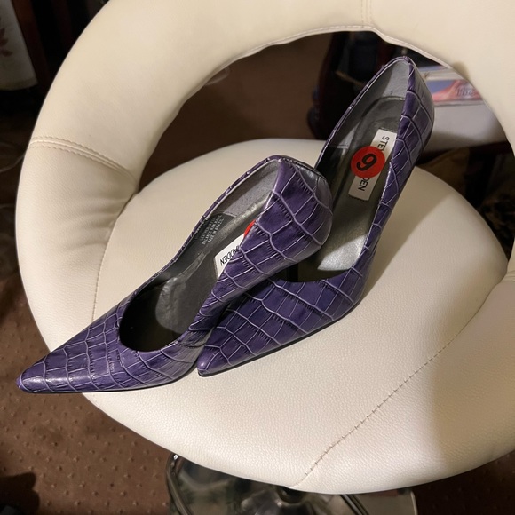 Size 6 Steve Madden leather purple heels - Picture 5 of 7